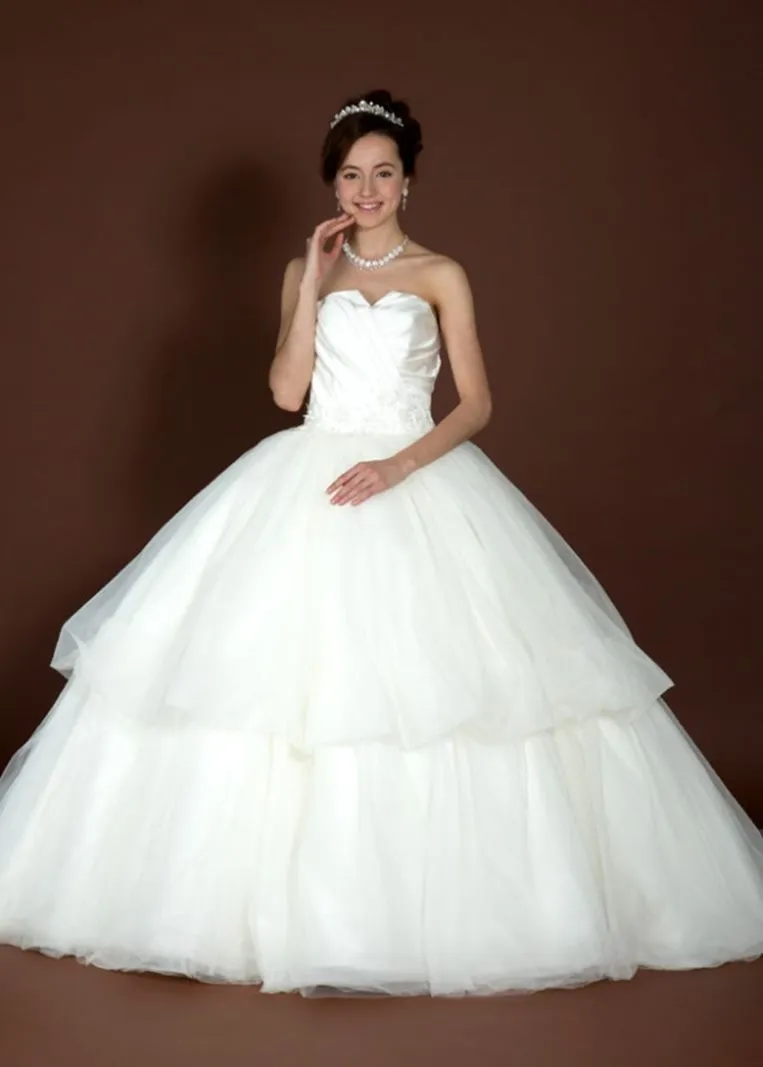---Magnificent Princess Style Wedding Dress with Vaporous Skirt and lots of Fabric Flowers as decoration--