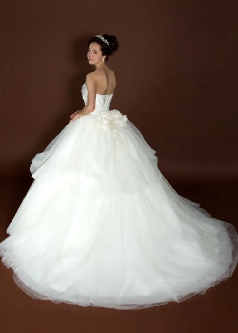 ---Magnificent Princess Style Wedding Dress with Vaporous Skirt and lots of Fabric Flowers as decoration--