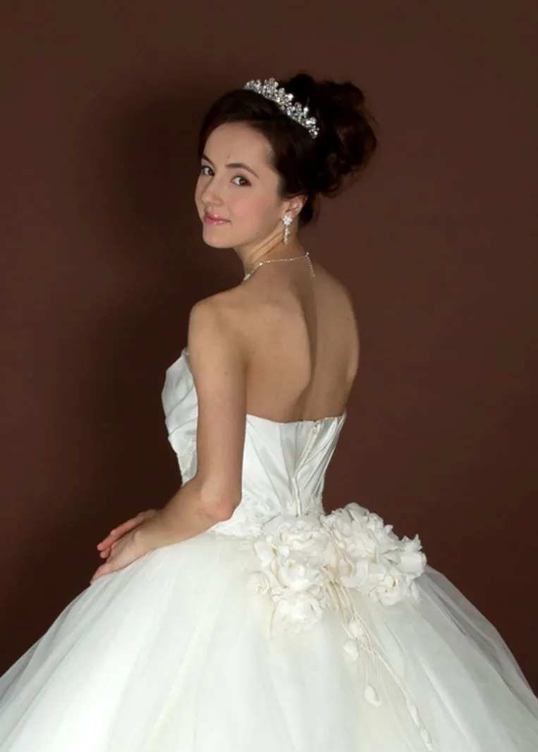 ---Magnificent Princess Style Wedding Dress with Vaporous Skirt and lots of Fabric Flowers as decoration--