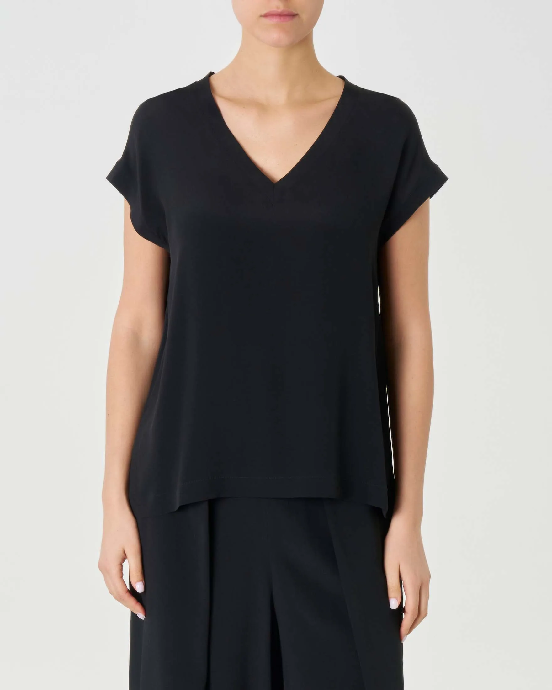 Blusa nero in crêpe de Chine di misto seta con scollo a V e maniche ad aletta