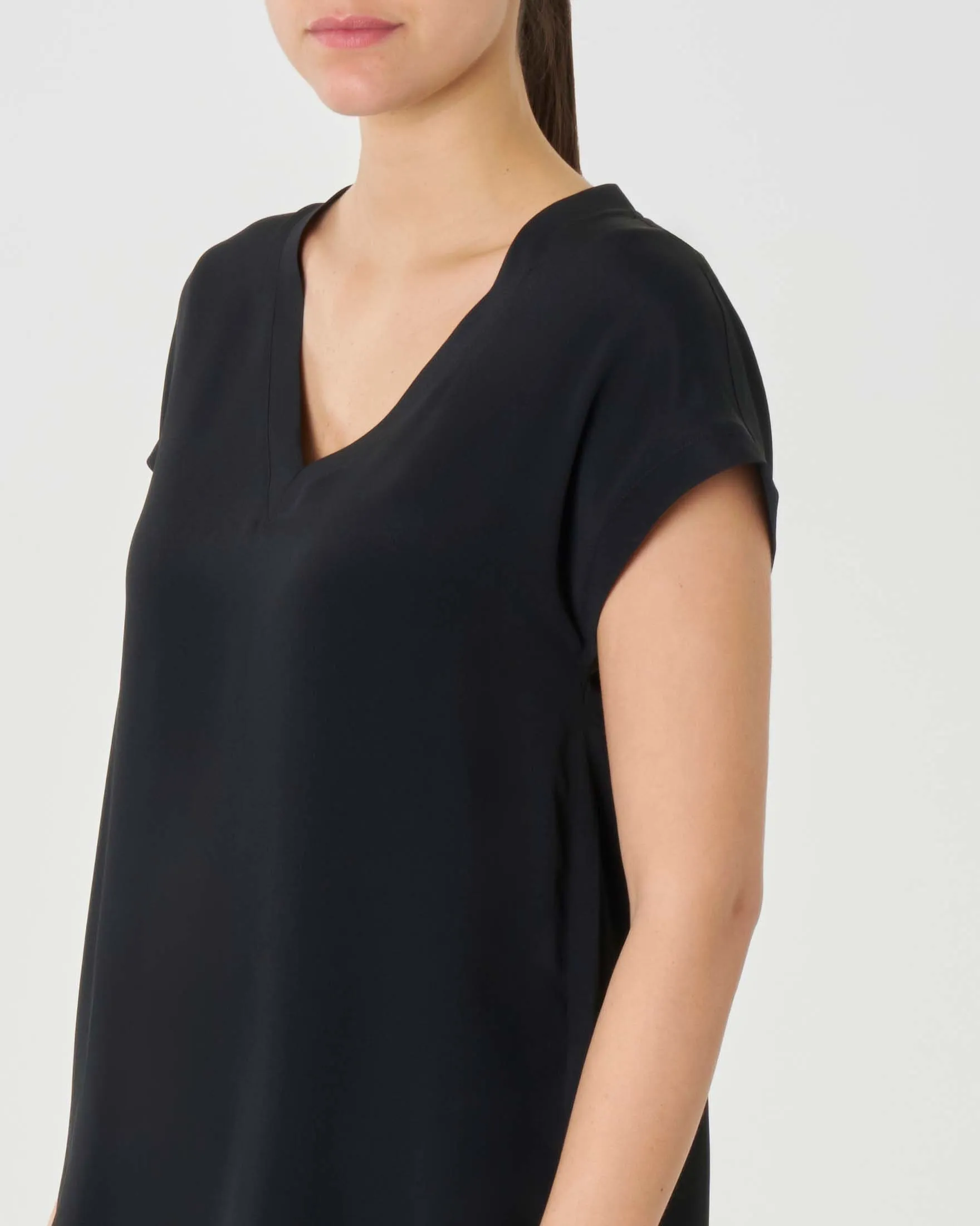 Blusa nero in crêpe de Chine di misto seta con scollo a V e maniche ad aletta