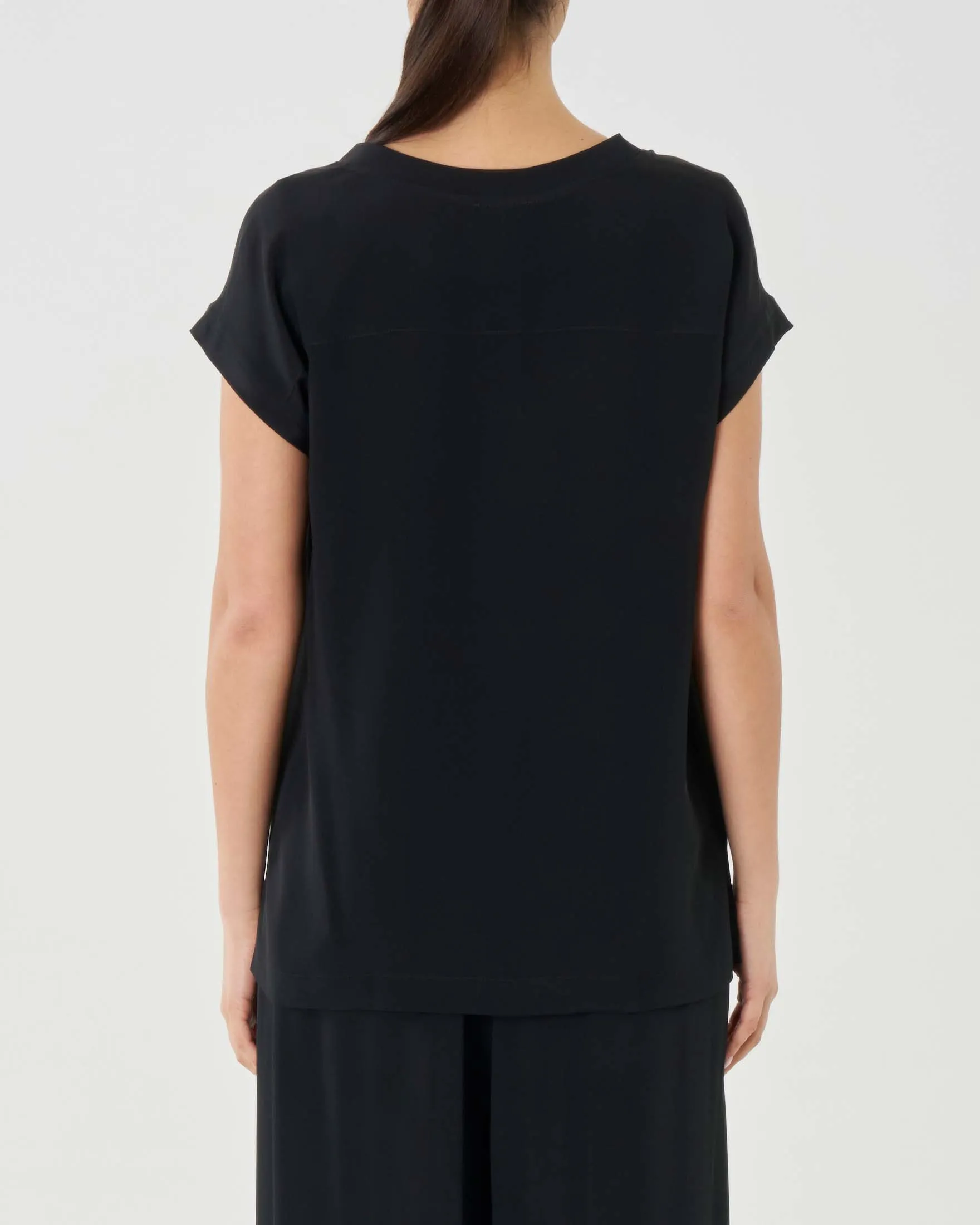 Blusa nero in crêpe de Chine di misto seta con scollo a V e maniche ad aletta