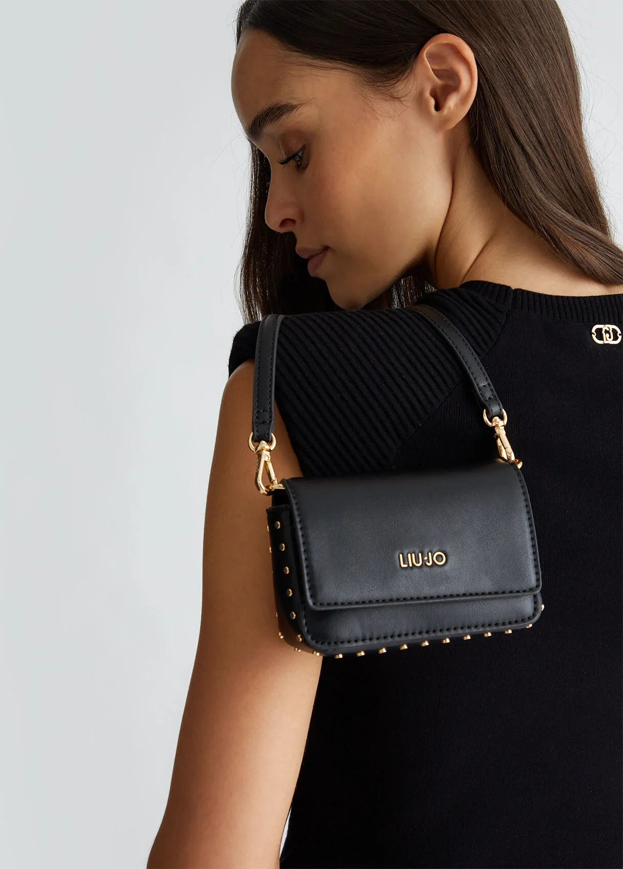 Borsa a tracolla con borchie