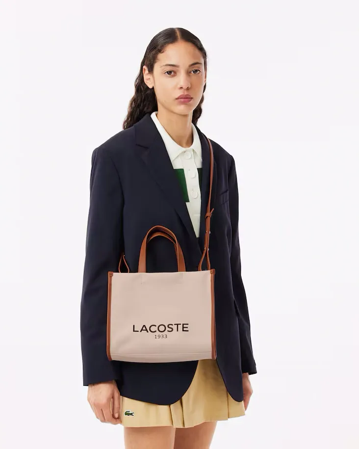 Borsa piccola a mano in canvass di cotone color naturale con scritta logo e profili in similpelle color cuoio