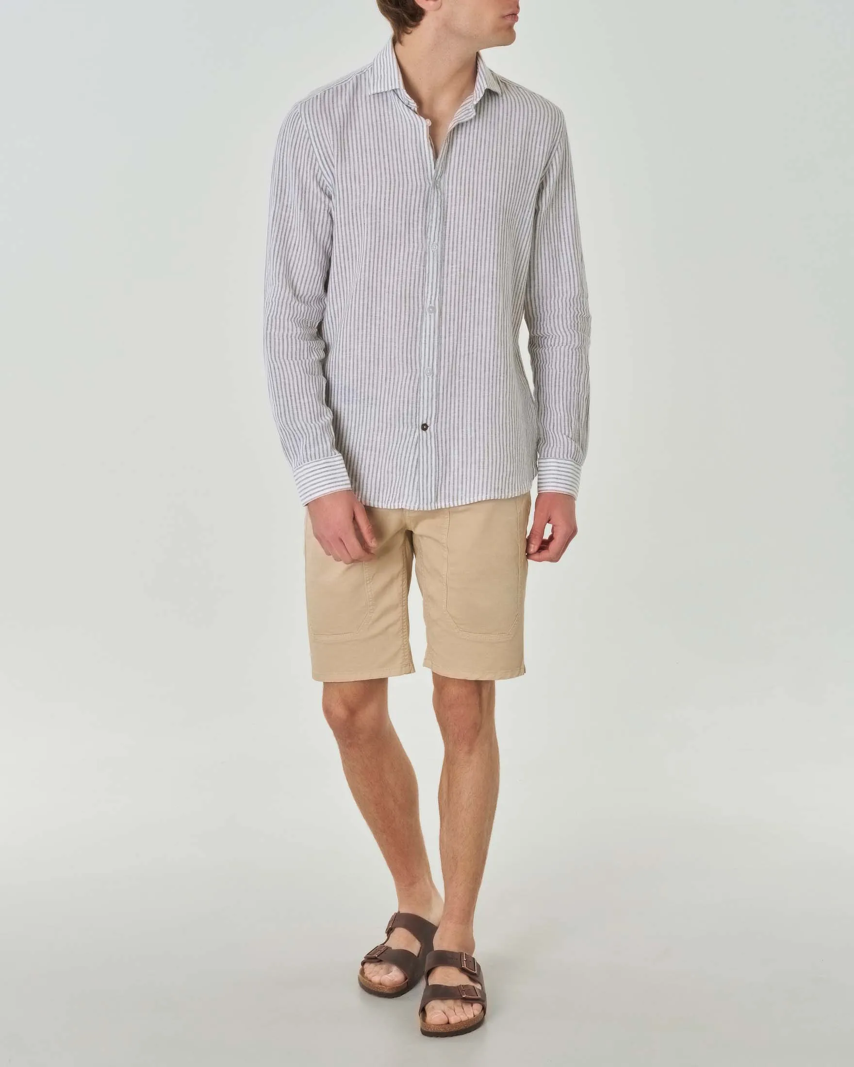 Camicia bastoncino bianca e verde militare a righe sottili in cotone e lino con colletto alla francese