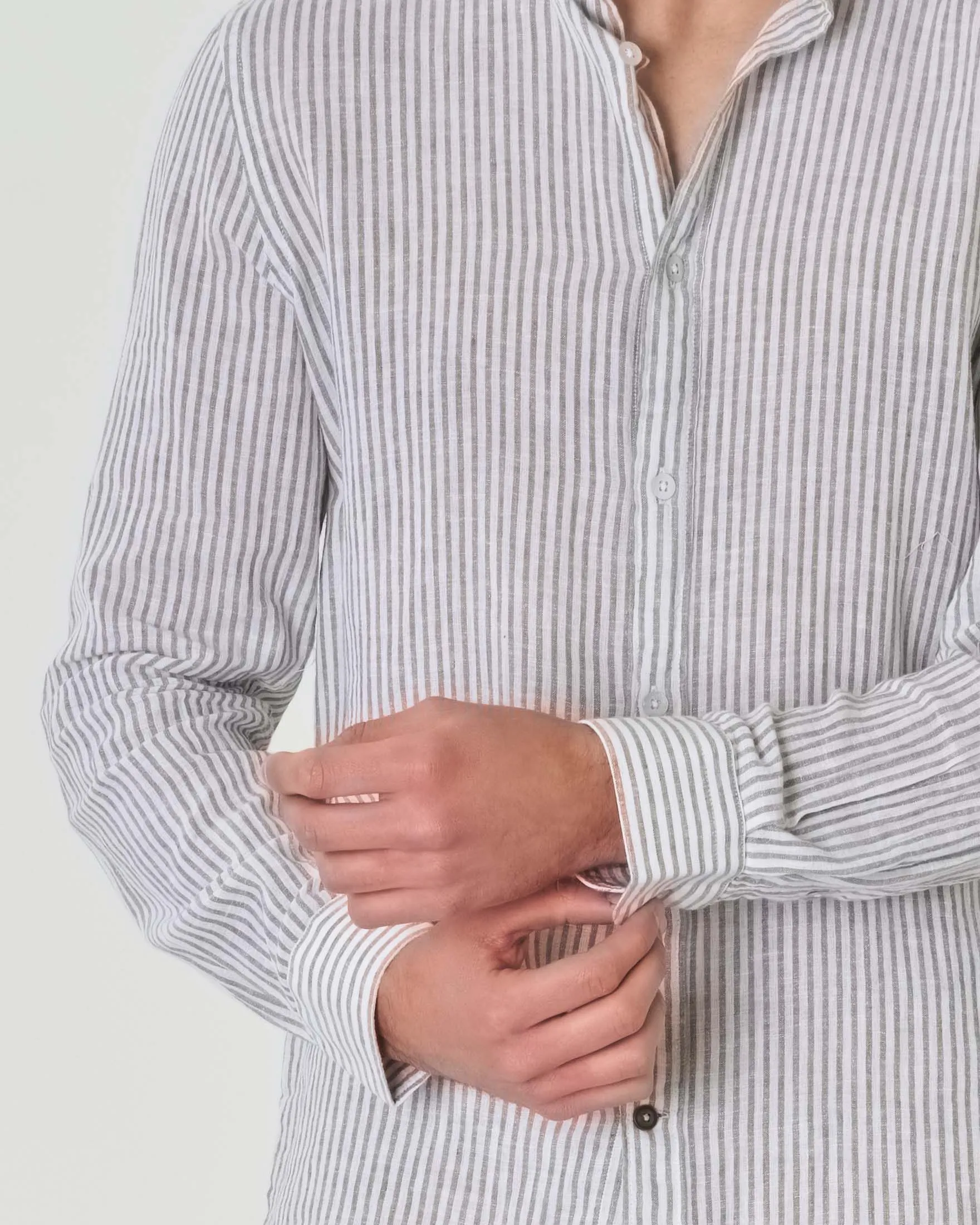 Camicia bastoncino bianca e verde militare a righe sottili in cotone e lino con colletto alla francese