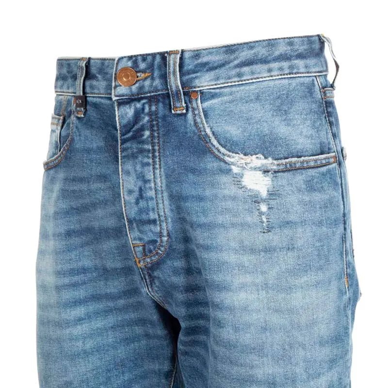 Jeans J24 slavato con abrasioni 