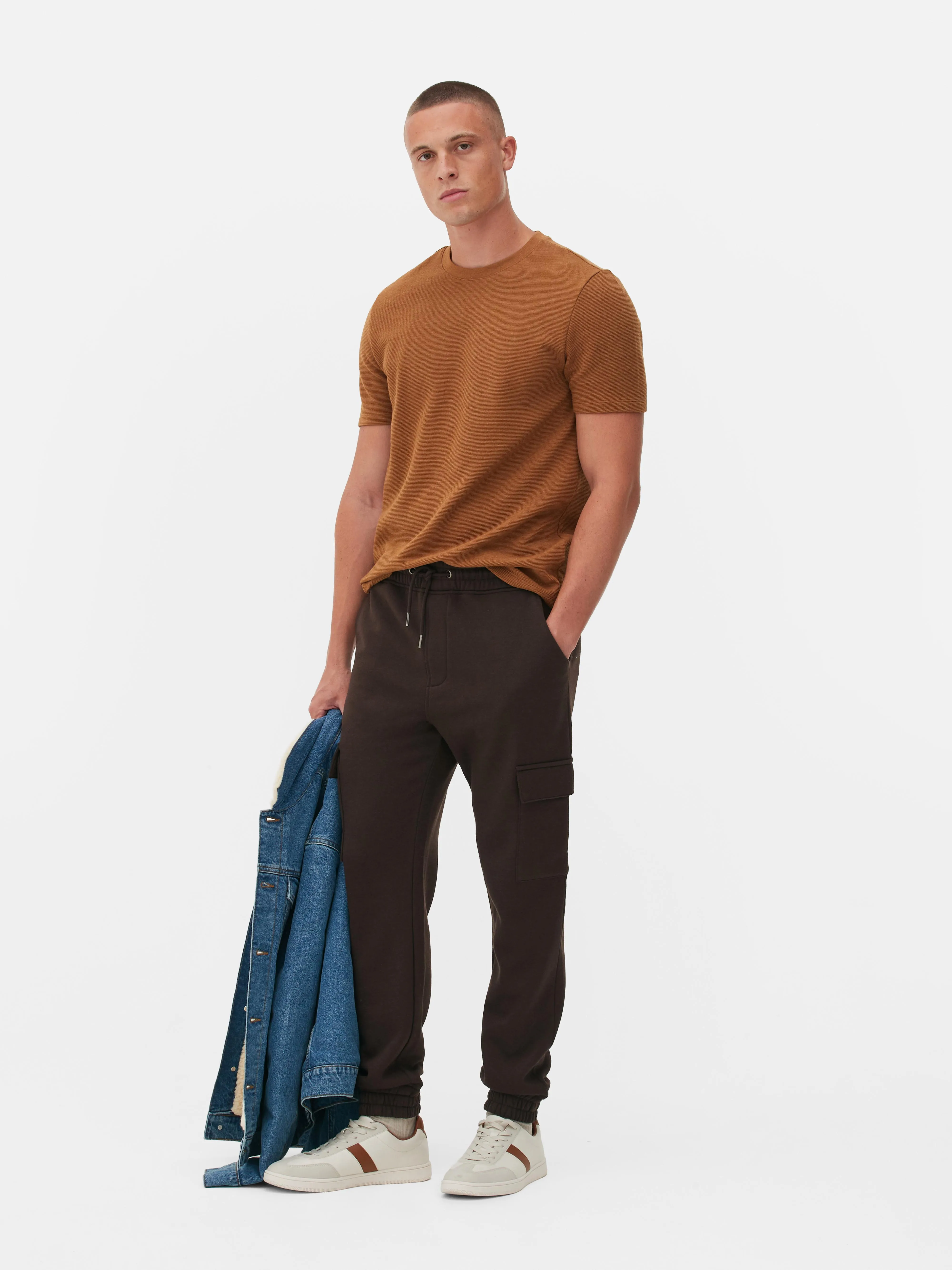 Pantaloni da tuta cargo con bordo risvoltato