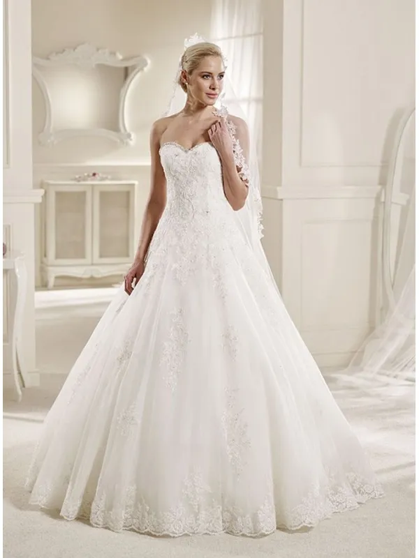 Vestito da Sposa A-line con strascico da cappella in Tulle con applicazioni di Pizzo