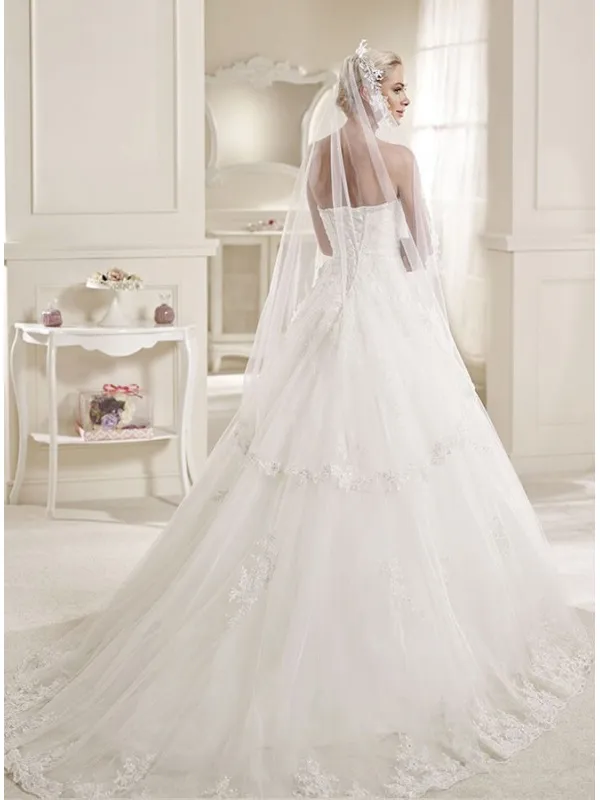 Vestito da Sposa A-line con strascico da cappella in Tulle con applicazioni di Pizzo