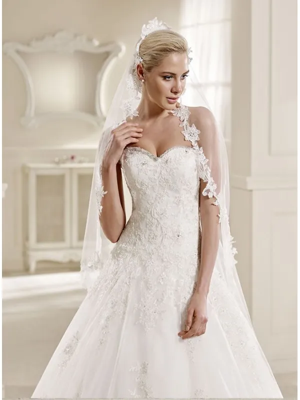 Vestito da Sposa A-line con strascico da cappella in Tulle con applicazioni di Pizzo